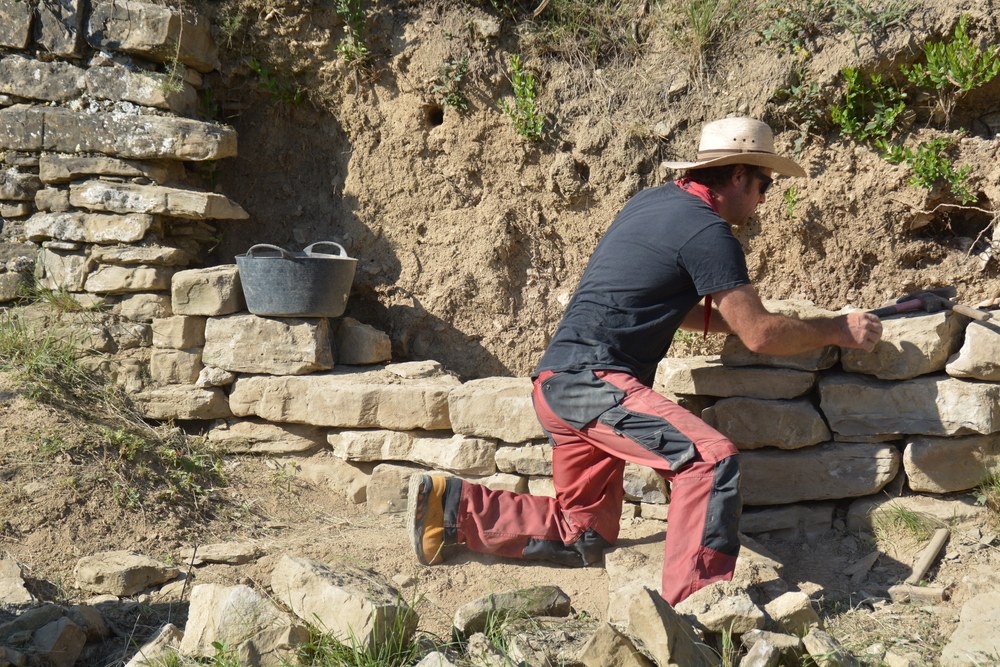 Taller pràctic de reconstrucció de parets de pedra seca al Parc del Secà (Bufalvent-Manresa)