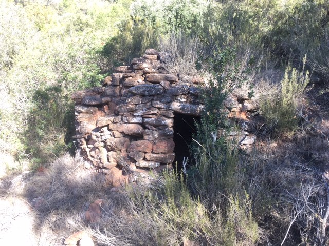 La pedra seca de Creu Borrella i la Roca Llarga